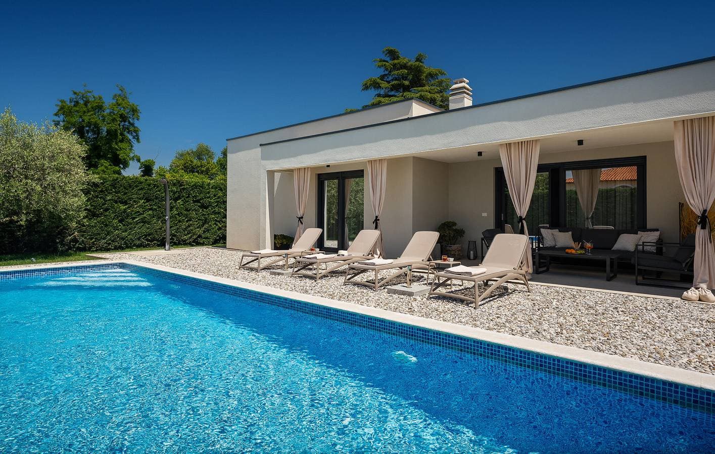 Foto 8 von 35: Gemütliche Ferienwohnung mit Pool, WLAN und Parkplatz in der Nähe des Stadtzentrums und von Captain Morgan