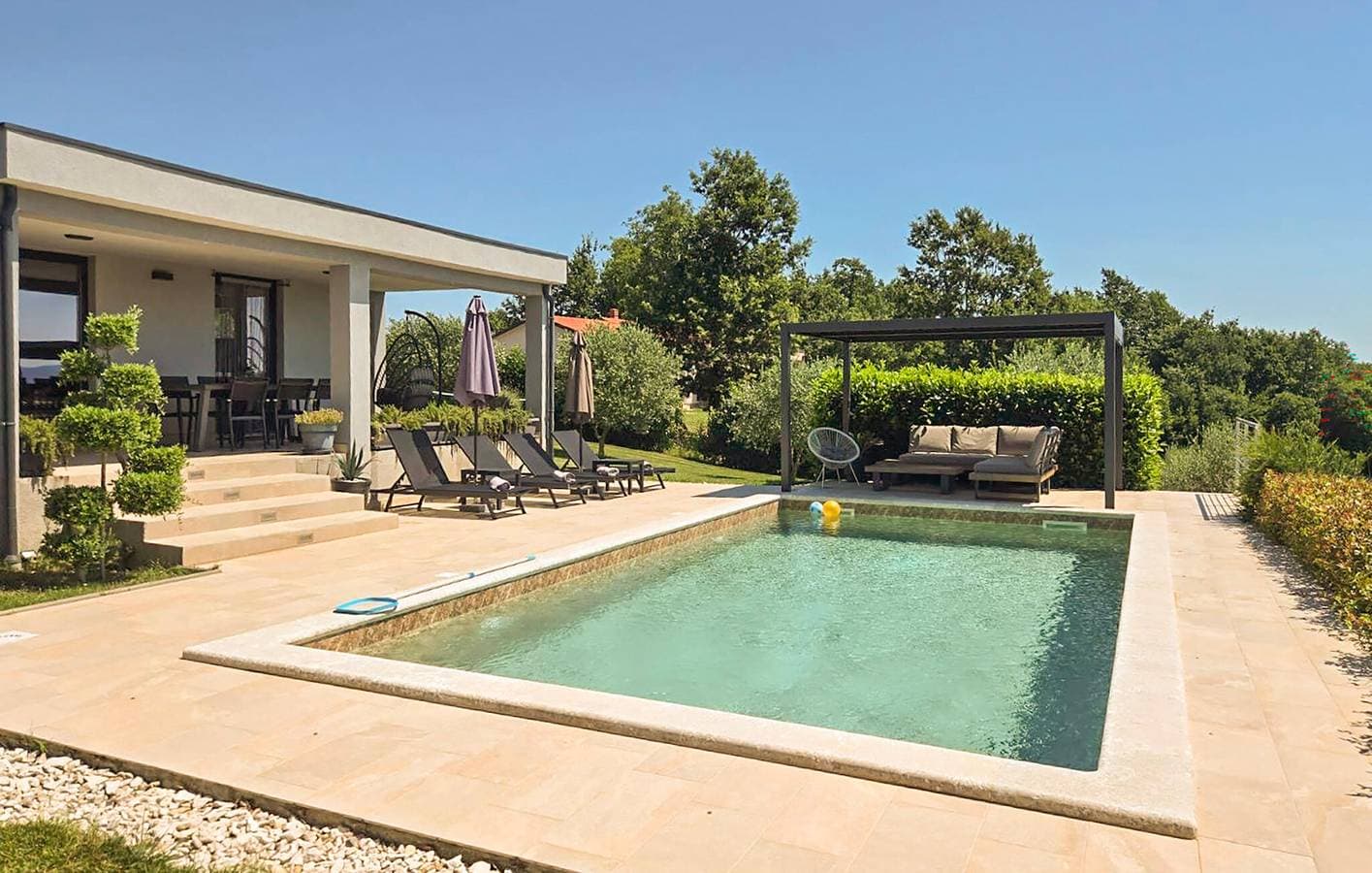 Foto 5 von 36: Gemütliche 75 m² große Ferienwohnung mit Pool, in der Nähe des Stadtzentrums und des Flusses – Melnica