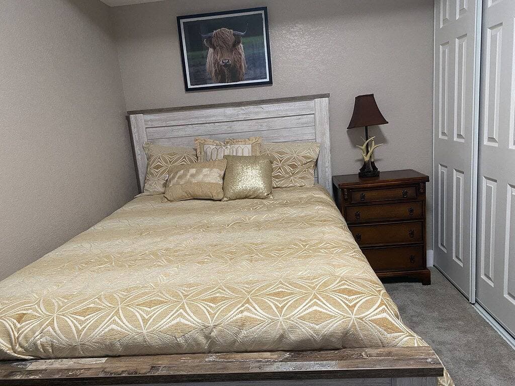 Foto 9 von 18: Bright Walk-Out 2Br · Private Patio & Yard · Quiet Area