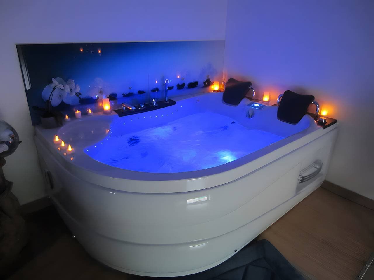Foto 13 von 30: Gästezimmer „Balnéo Spa Cœur À Cœur“ mit privatem Pool, WLAN und Klimaanlage