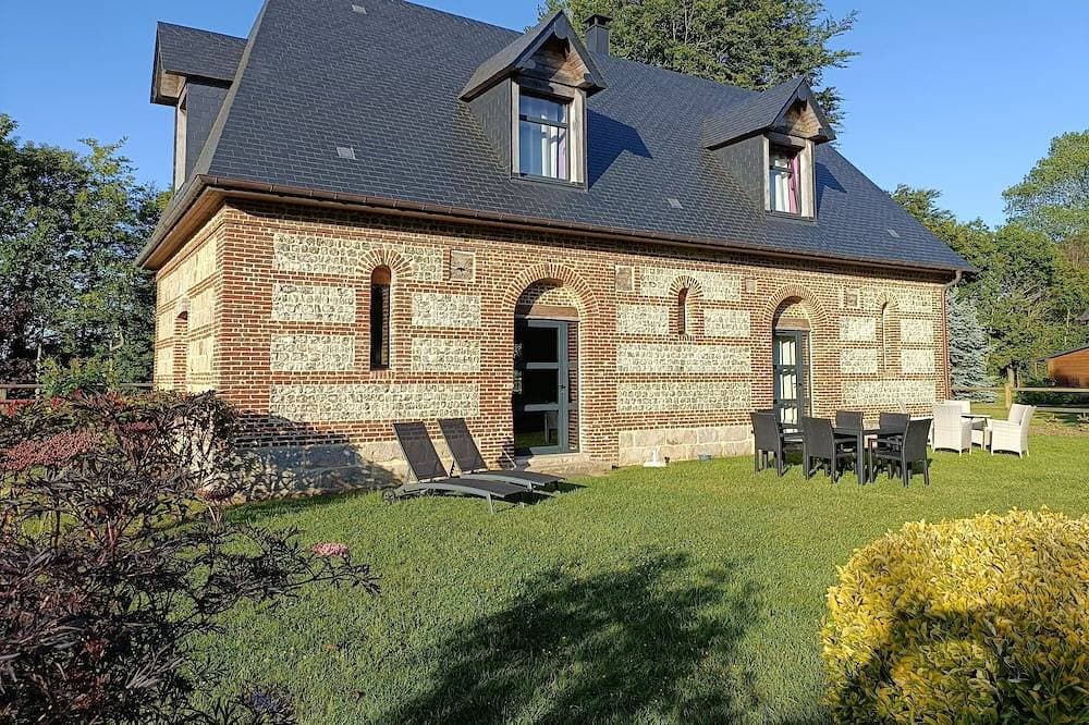 Janville Estate 1
