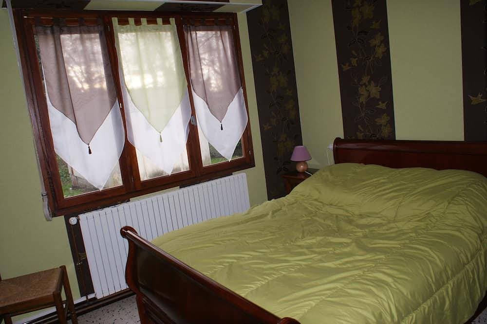 Foto 2 von 10: A single-story house in a quiet, rural hamlet. Pets allowed