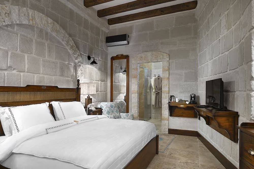 Foto 4 von 16: Historical Getaway! Relaxing Unit with Pool, Sauna and Free Parking!