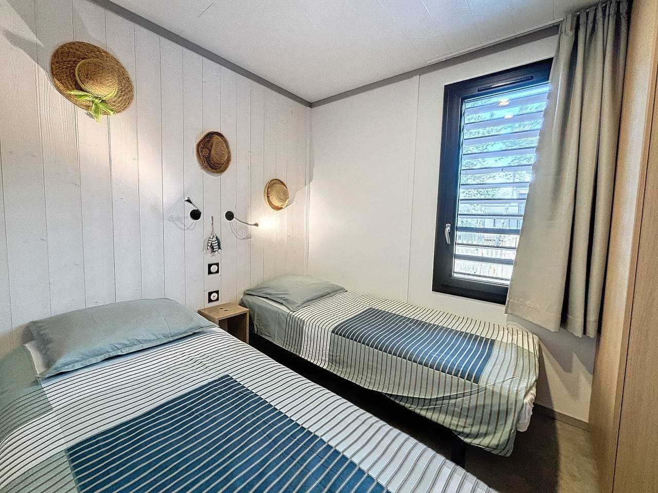 Foto 12 von 28: Luxuriöses Chalet mit beheiztem Pool, WLAN, 4 Schlafplätze, Strandnähe