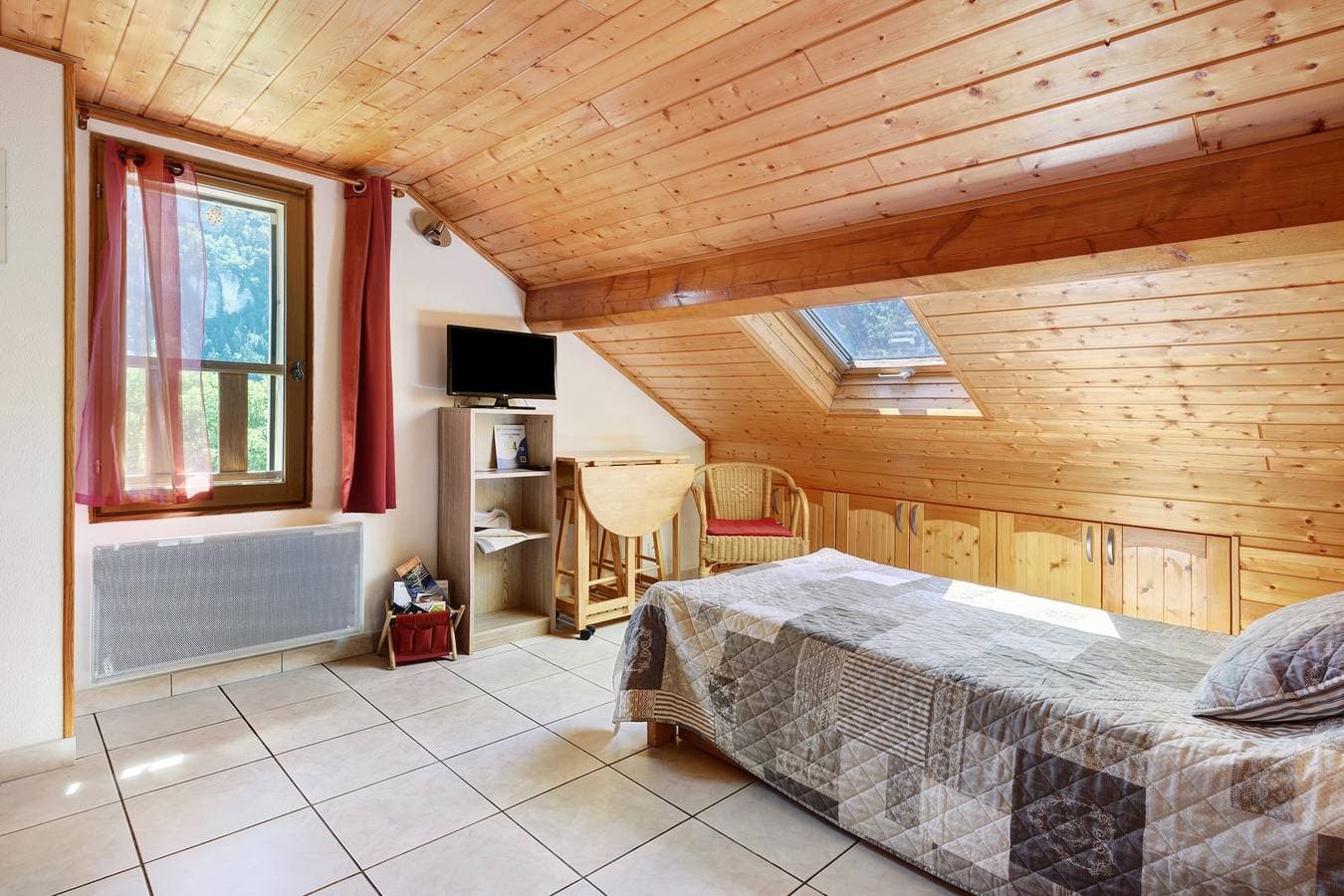 Foto 4 von 33: Gästezimmer „La Rossinière“ mit Bergblick, privater Terrasse und WLAN