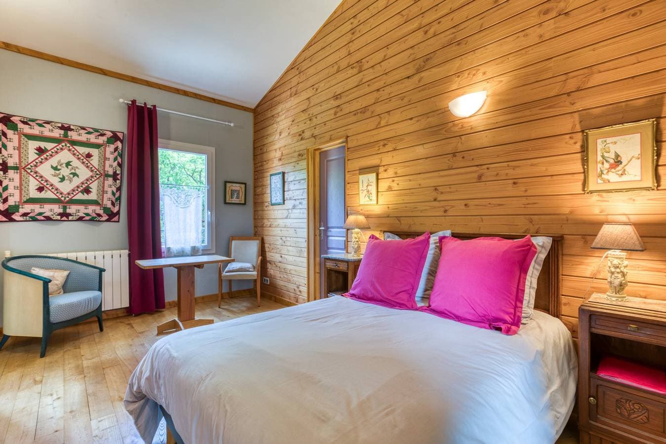 Foto 2 von 29: Gästezimmer „Chambre Madeleine“ mit Gemeinschaftspool, Terrasse und WLAN
