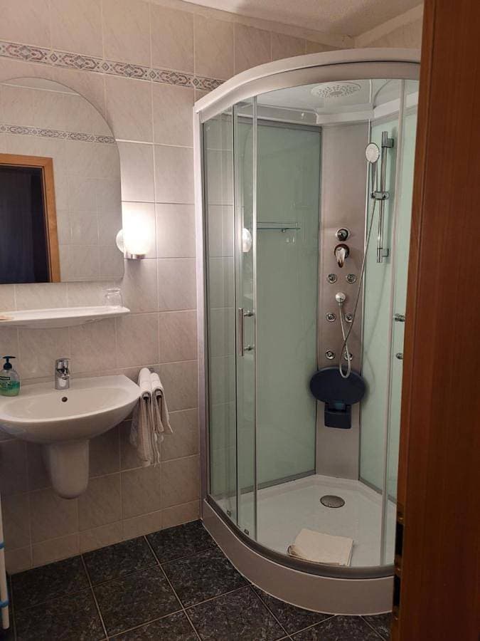 Foto 4 von 6: Double Room with Private Bathroom