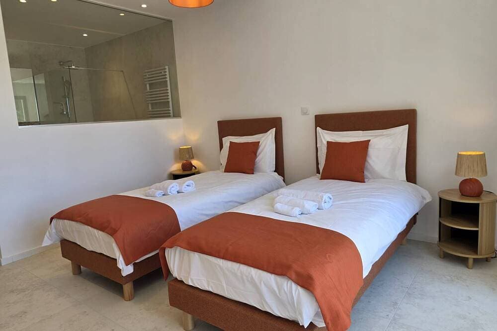 Foto 4 von 30: Elegant new villa just steps from the beach - Air conditioning