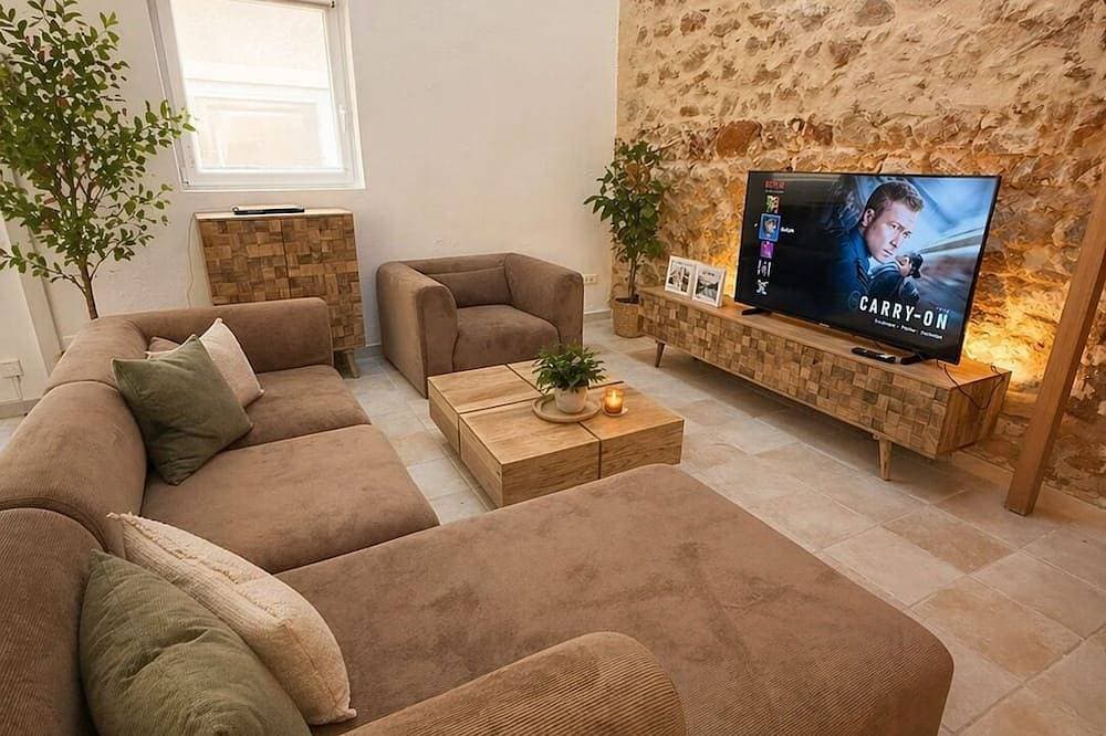 Foto 8 von 19: Stone Villa with Fully Private Pool not overlooked & AC - 20 min from Beaches