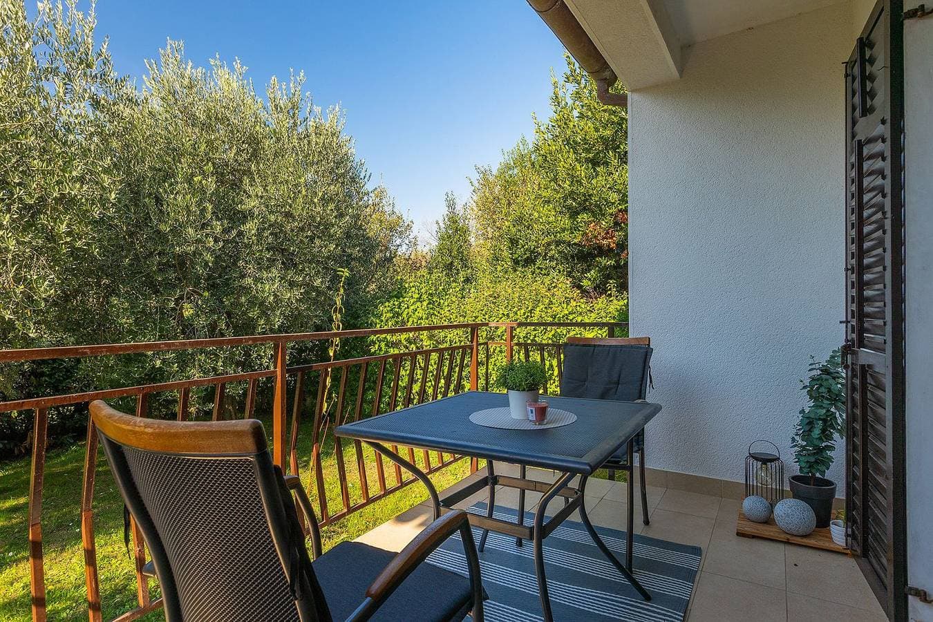 Foto 2 von 28: Ferienhaus mit großem Garten und viel Grün