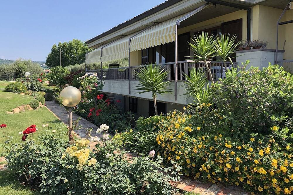 Foto 6 von 30: Apartment innerhalb einer Villa, großer Garten mit Blick auf See und Pool