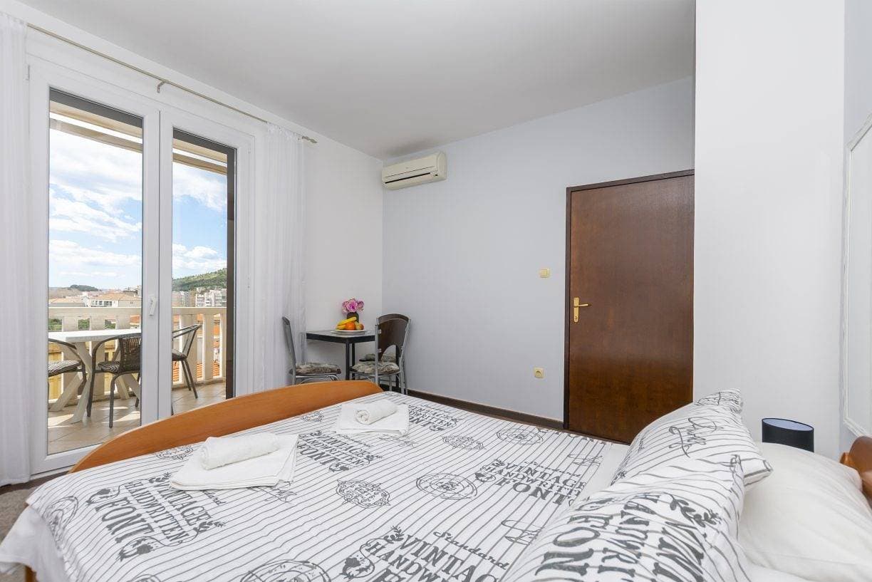 Foto 9 von 26: Ferienwohnung in Omiš mit Meerblick, Balkon, Klimaanlage, W-Lan (5129-3)