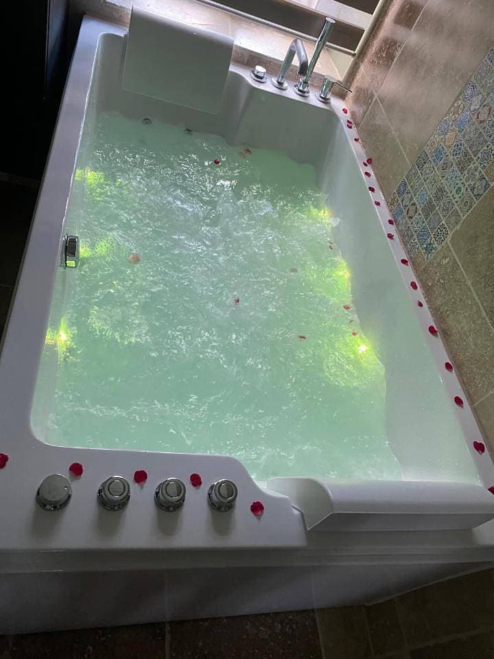 Foto 6 von 10: Queen Room with Spa Bath
