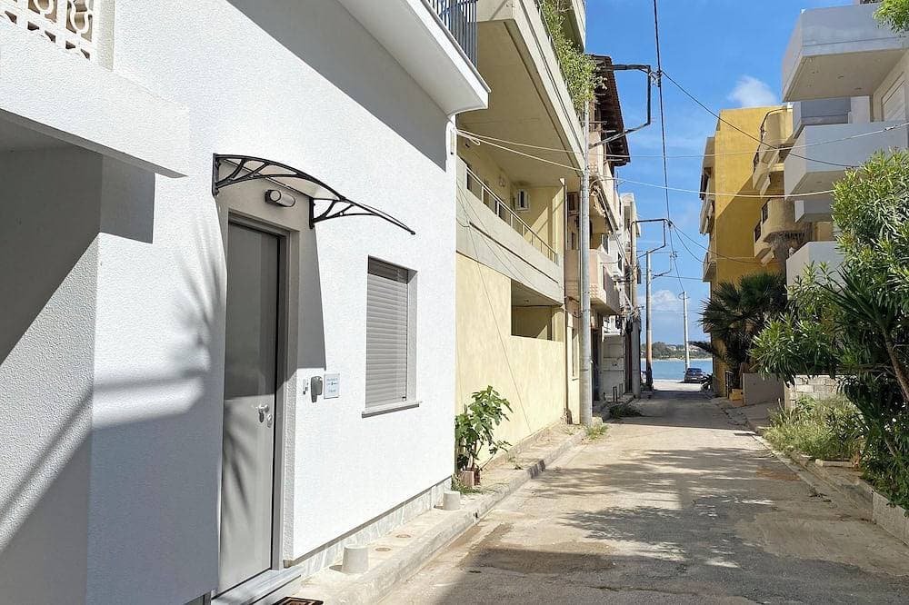 Foto 11 von 23: Charming loft-style apartment just 60 m from Artemida’s long sandy beach!