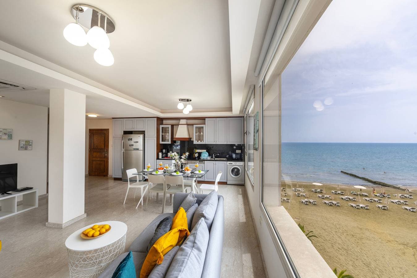 Foto 3 von 25: Mackenzie Eftyhia Beachfront Suite