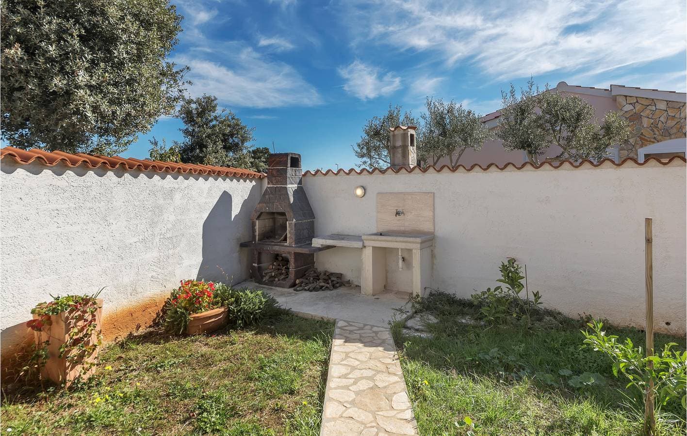 Foto 5 von 42: Geräumige Ferienwohnung mit Pool, Terrasse und WLAN – 1 km vom FKK-Strand entfernt