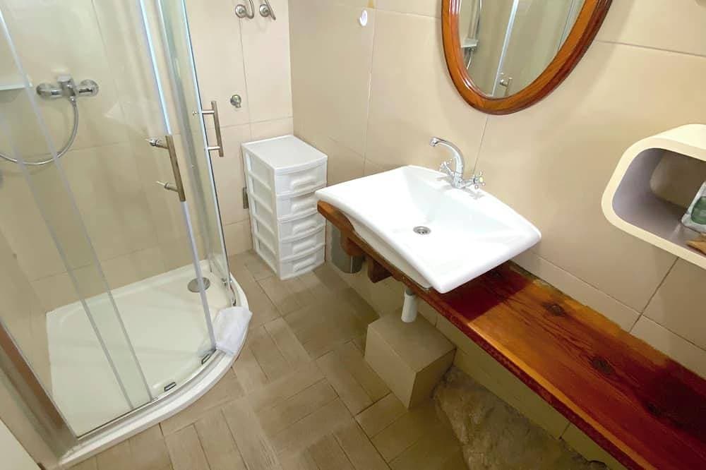 Foto 7 von 16: House for two with a private terrace located directly on the beach, town Hvar