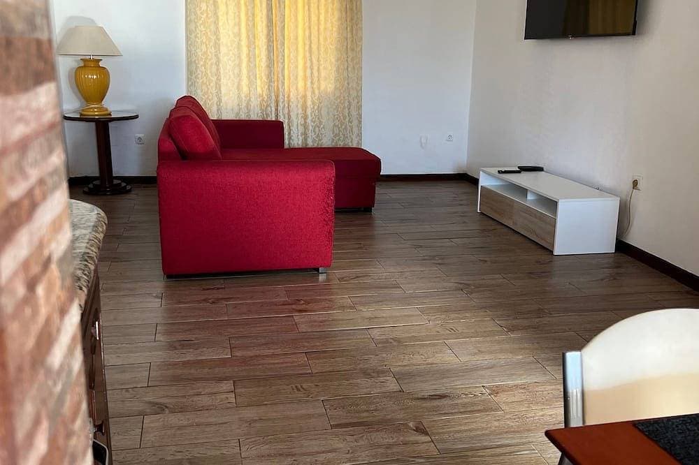 DuDu House, 10 minutes drive from the airport! 1