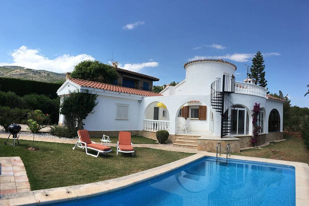 Klimatisierte Villa mit 2 Schlafz., WiFi und privatem Pool im schönen Garten 1