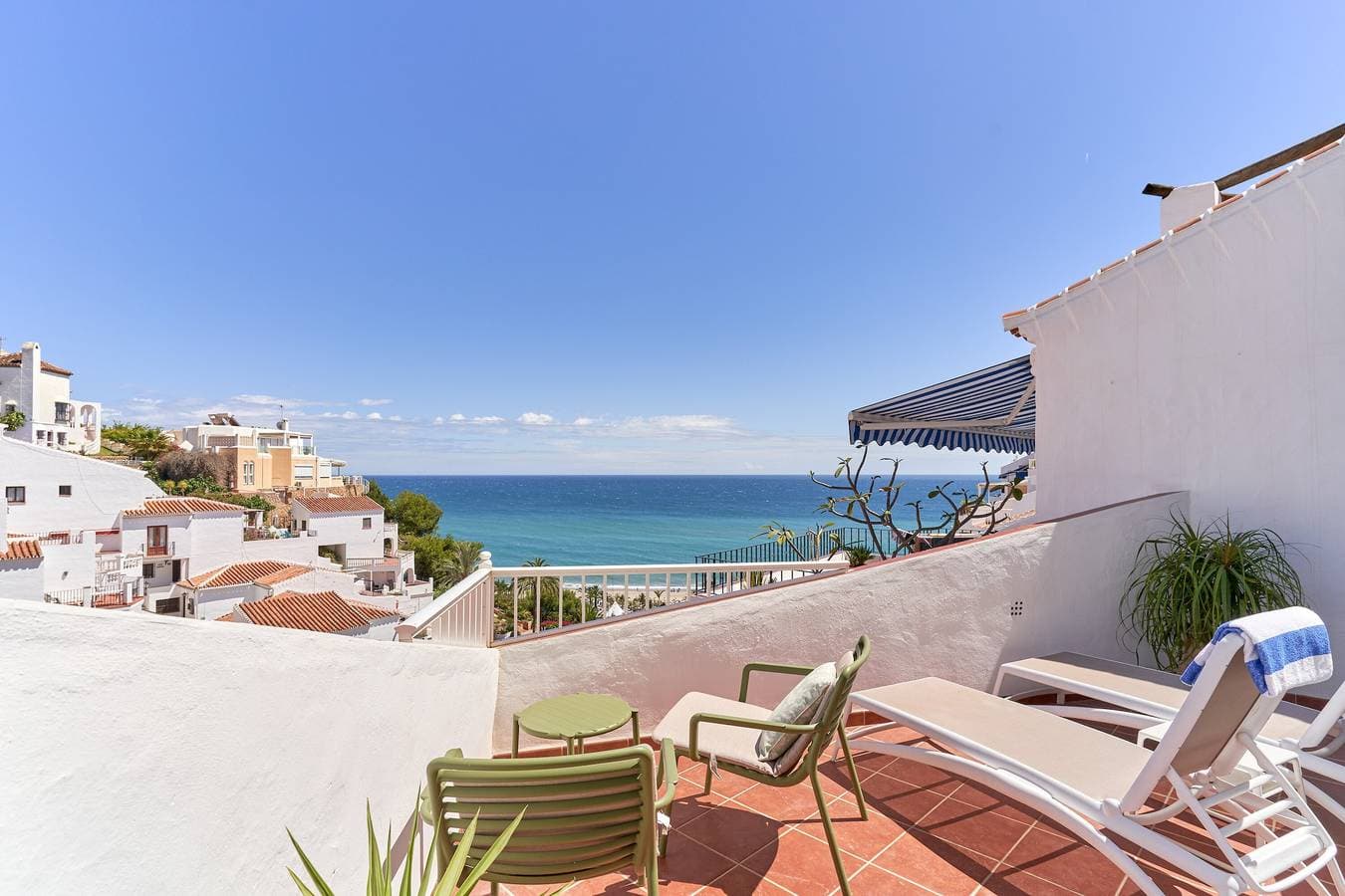 Foto 3 von 32: Ferienwohnung 'Meerblick Nerja' mit gemeinsamem Pool, WLAN und Klimaanlage