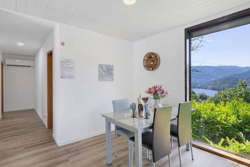 Foto 12 von 26: Ferienhaus 'Casa Das Camélias' mit Seeblick, WLAN und Klimaanlage