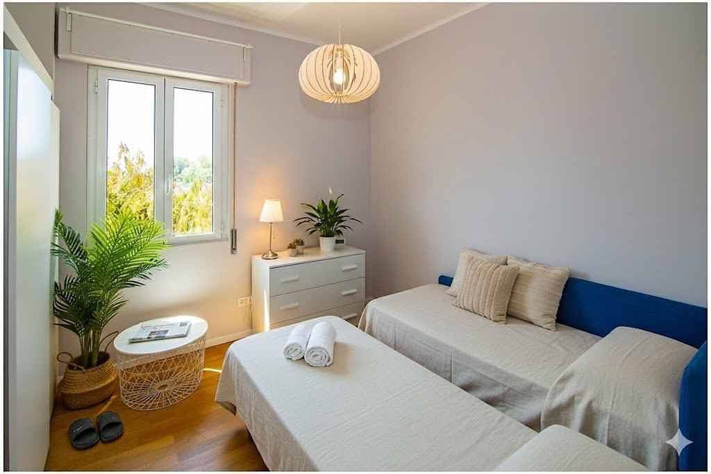 Foto 13 von 21: Ferienwohnung mit Klimaanlage und Balkon mit Meerblick