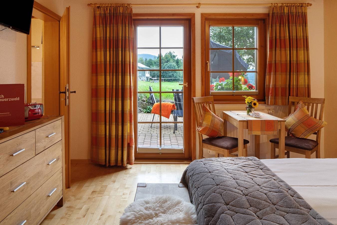 Foto 6 von 22: Gästezimmer Hirschsprung mit Bergblick, privater Terrasse und WLAN