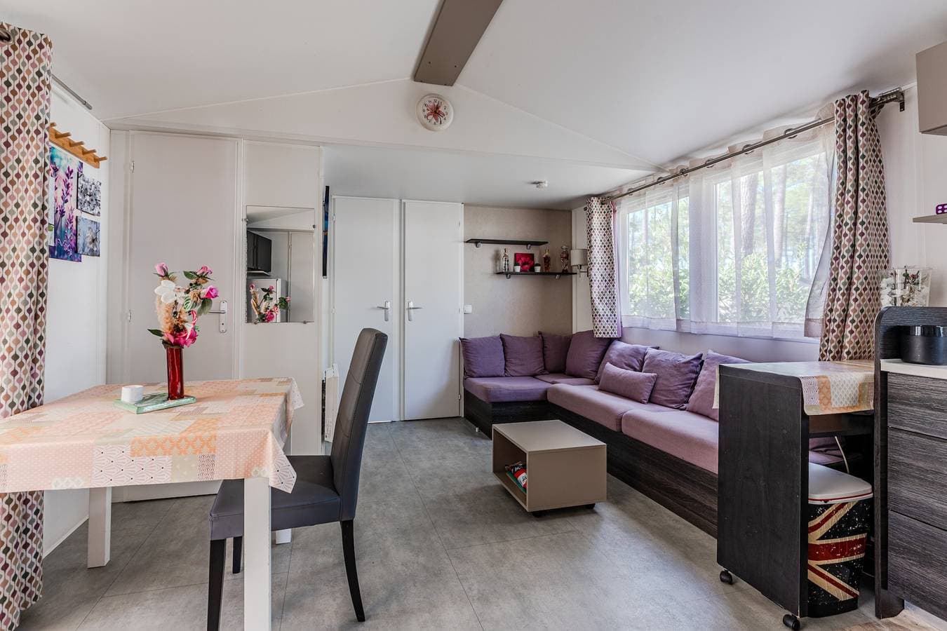 Foto 4 von 25: Mobilheim 'Les Dunes De Contis' mit Gemeinschaftspool, privater Terrasse und Klimaanlage