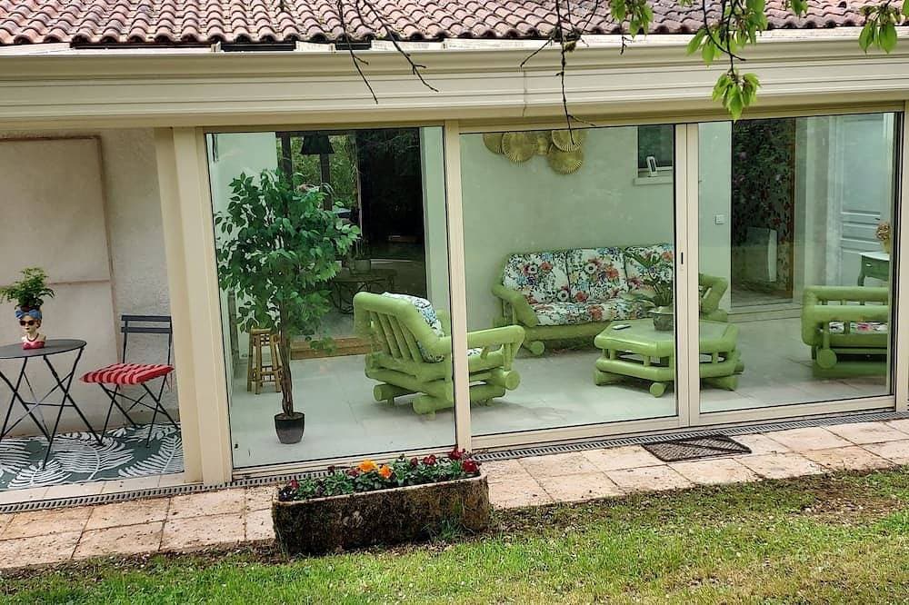 Le Mûrier single-storey house with beautiful veranda. Beautiful garden. 1