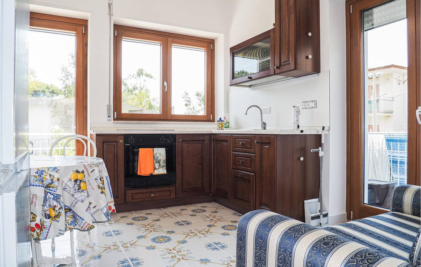 Foto 4 von 18: Gemütliches Apartment am Strand mit AC, Parkplatz und Küche
