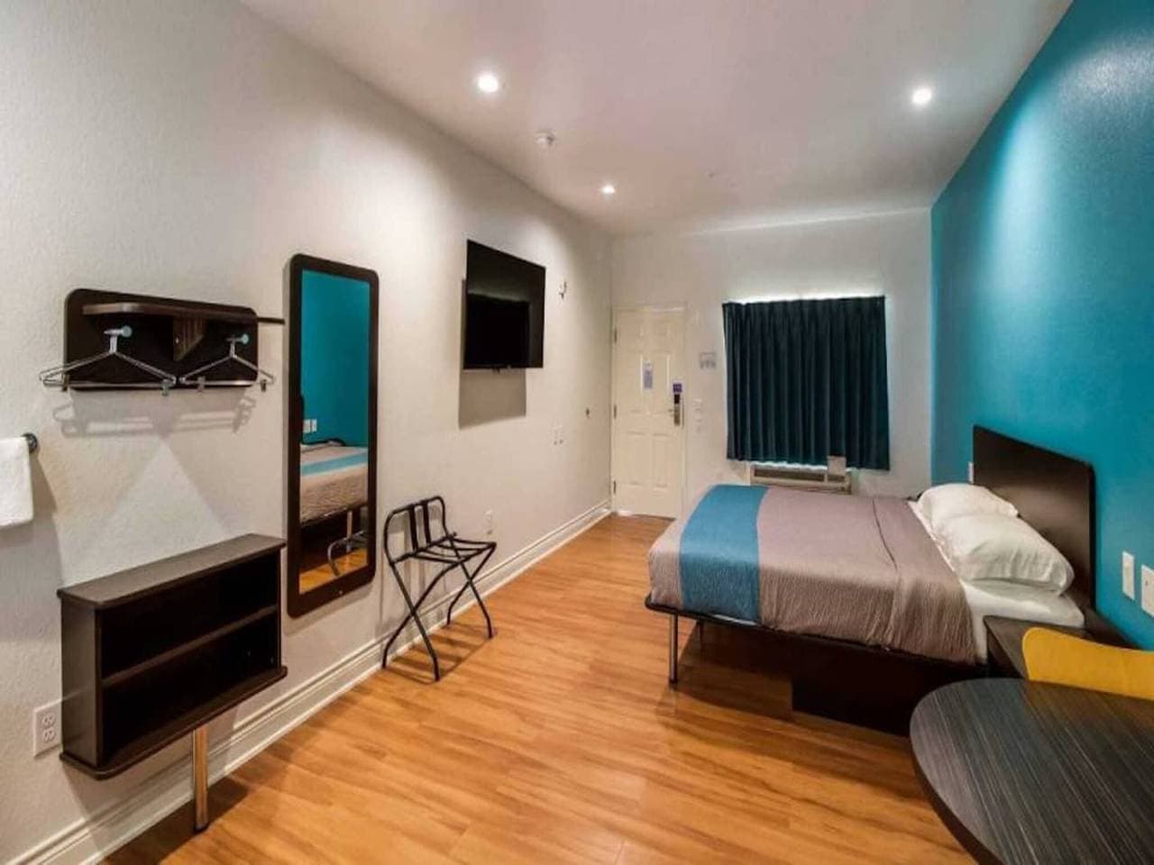 Foto 4 von 40: 1 Kingsize-Bett | Business-Zimmer, Rauche