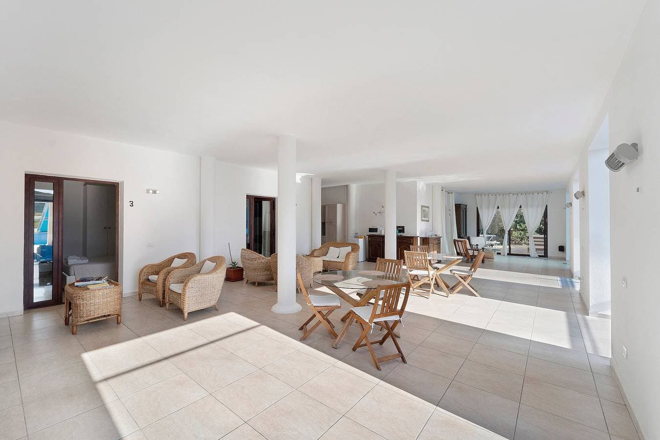 Foto 13 von 18: Villa Nuragica – Zimmer mit privatem Bad und Poolblick