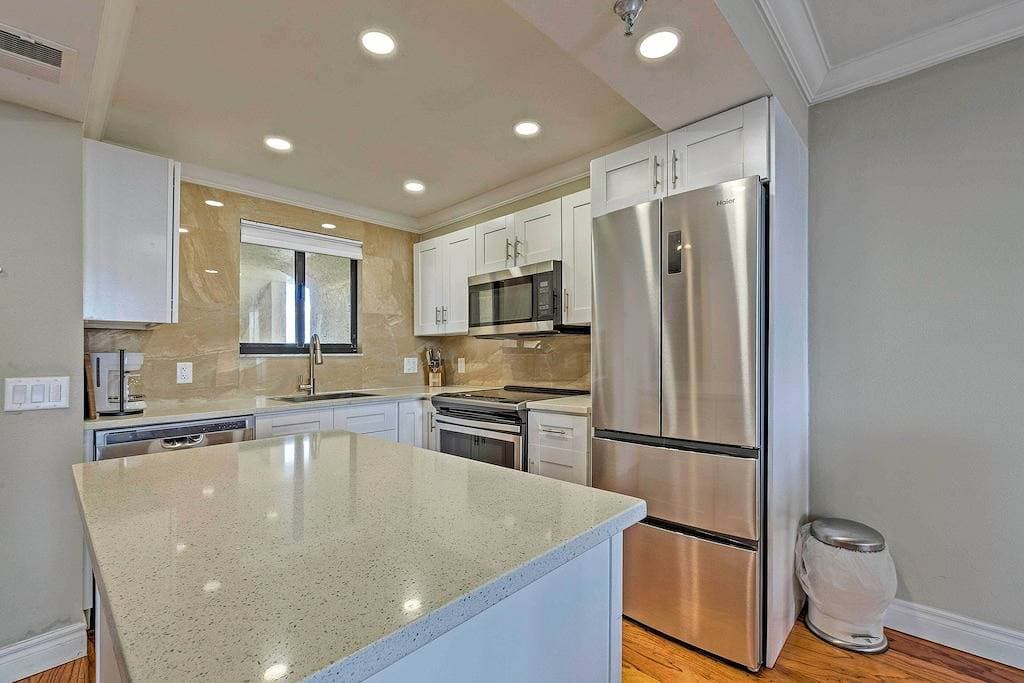Foto 3 von 27: Modern Waterfront Hudson Condo w/ Resort Pool!