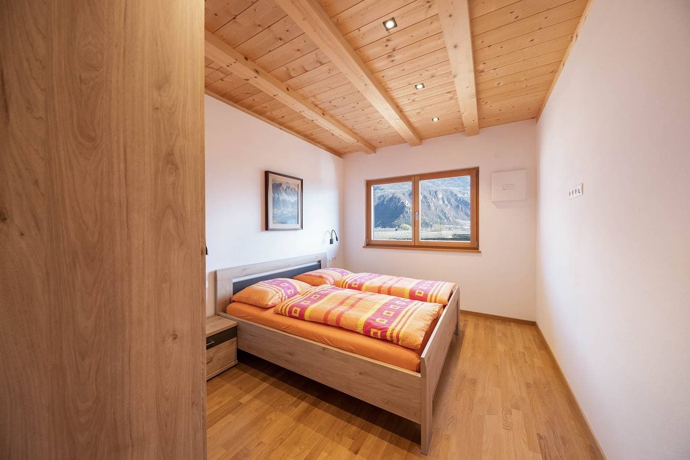 Foto 10 von 25: Helle Ferienwohnung "1 Weger" mit Panoramablick auf die Berge, WLAN & Balkon