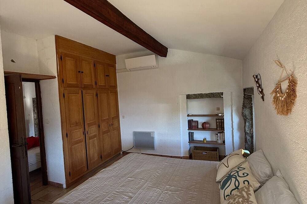 Foto 4 von 22: Traditional Corsican house between sea and scrub