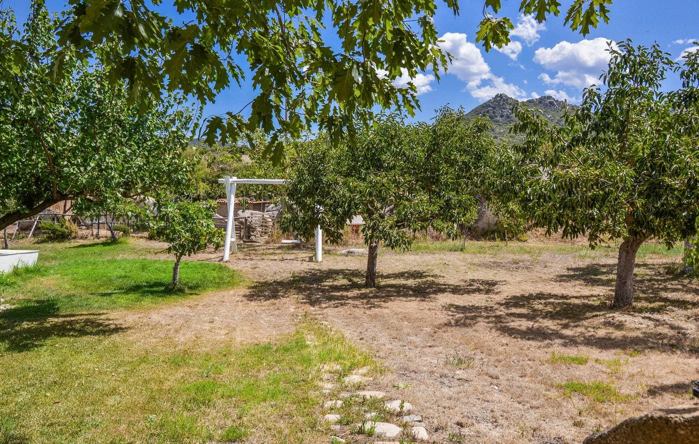 Foto 11 von 38: Rückzugsort am Pool mit Blick auf Garten und Fluss