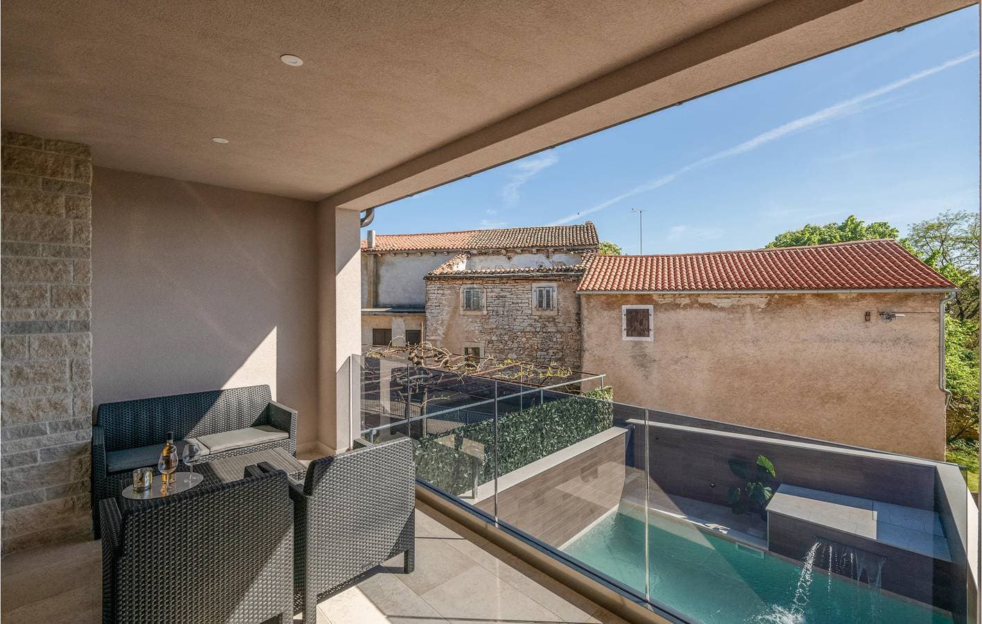 Foto 12 von 33: Charmante 2-Zimmer-Wohnung mit Pool und Terrasse in der Nähe des Stadtzentrums von Koromani