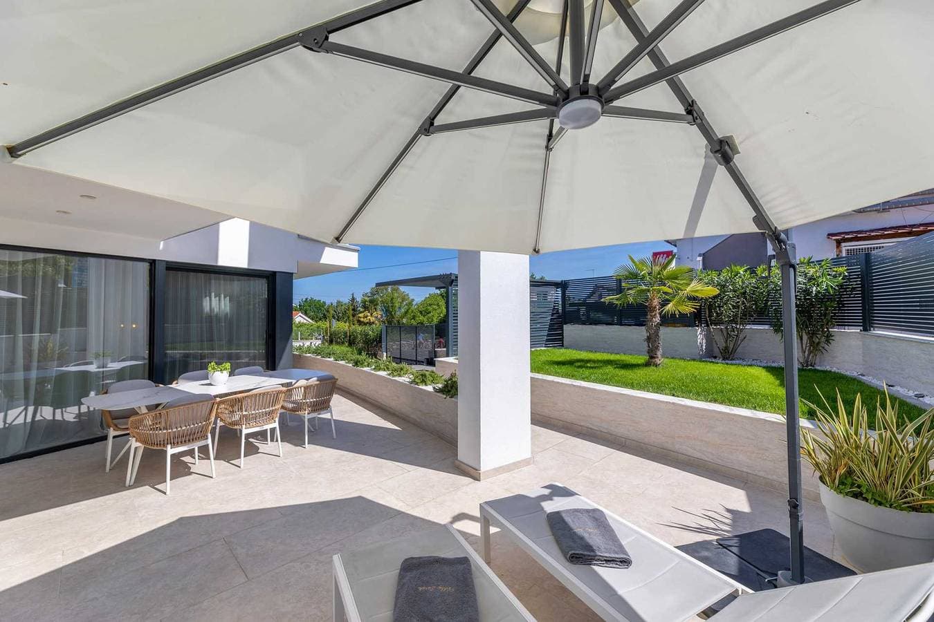 Foto 8 von 50: Moderne Villa Sarah mit beheiztem Pool & Meerblick