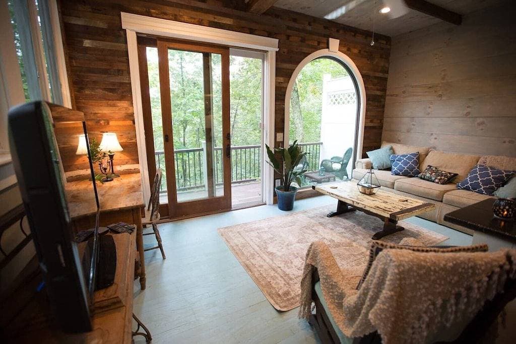 Foto 4 von 19: Tranquil Treehouse Cottage, King Bed, River View