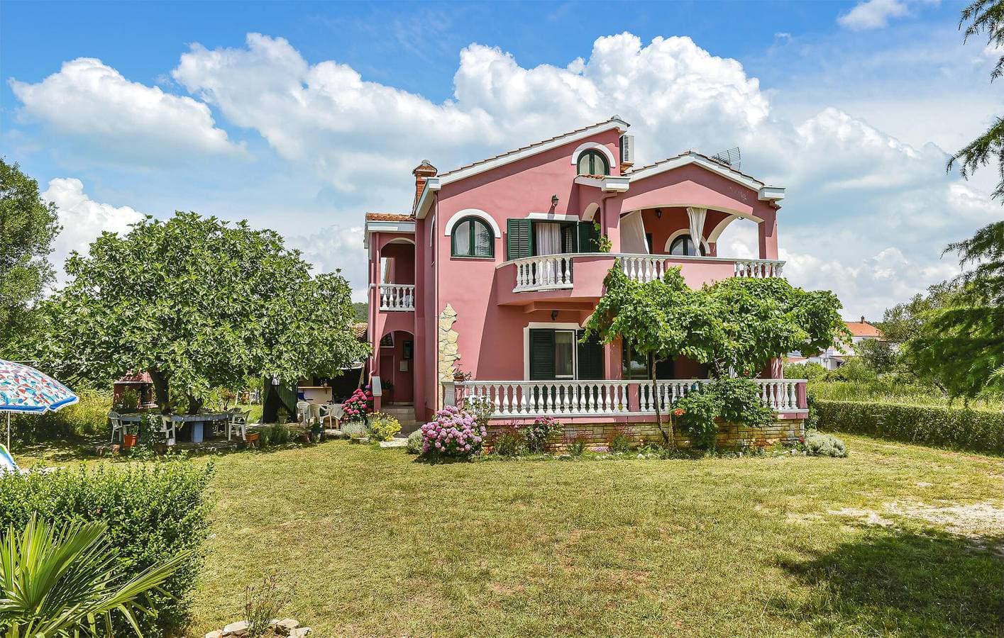 Charmantes Apartment mit Terrasse, WLAN und Parkplatz in der Nähe des Strandes Dječji Raj 1
