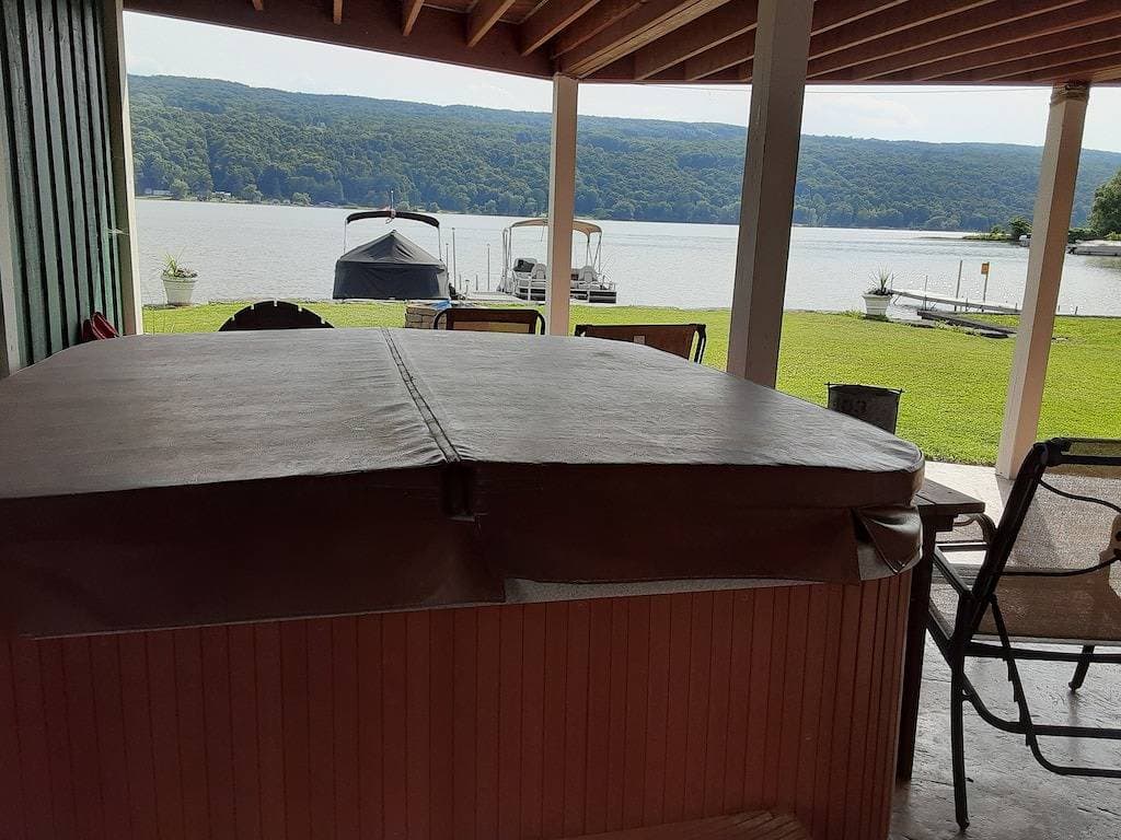 Foto 12 von 38: Relaxing, Fun, Comfortable Home on 50 ft. Flat Waterfront. 25 steps to the lake!