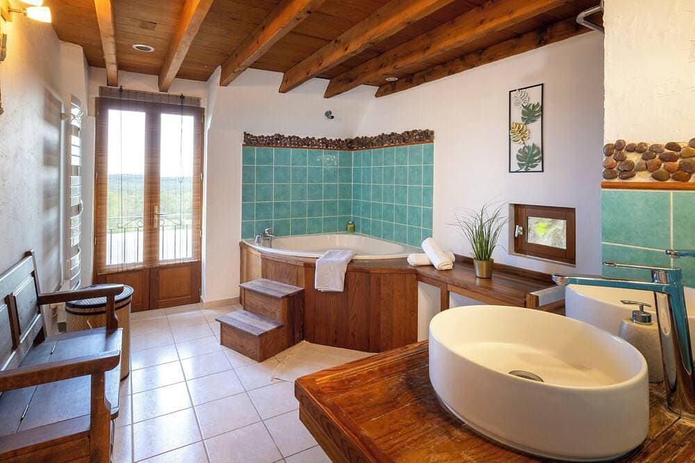 Foto 8 von 30: Two-Villa Estate with Pool & Valley Views