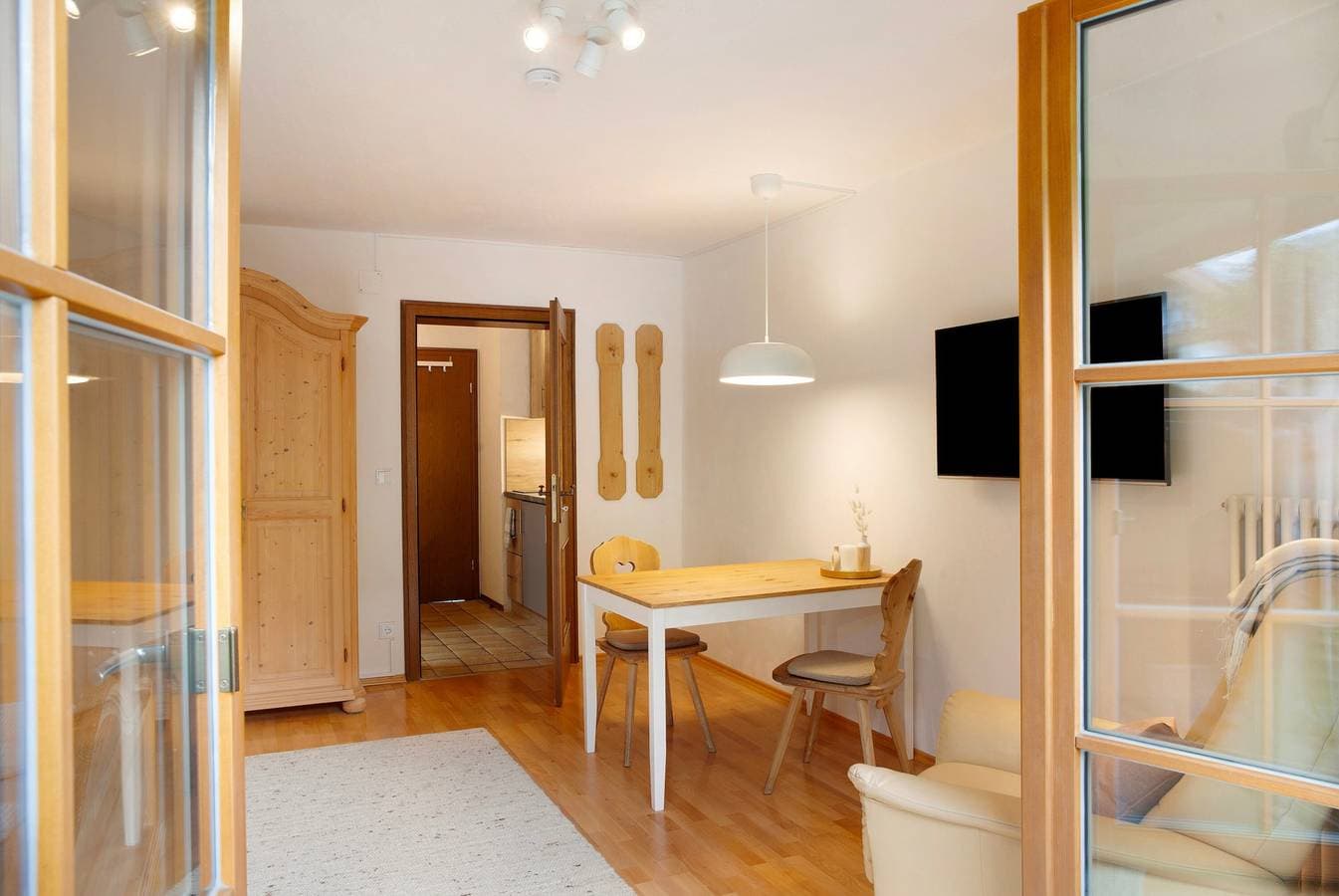 Foto 7 von 30: Einzimmerapartment 'Zugspitznest' mit Bergblick, Balkon und Wi-Fi