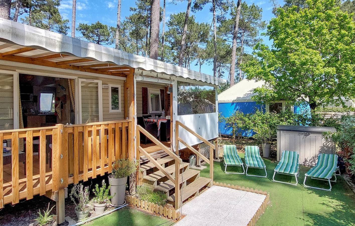 Foto 3 von 30: Gemütliches Mobilheim mit Pool, Garten & WiFi in der Nähe des Restaurants Les Pinèdes