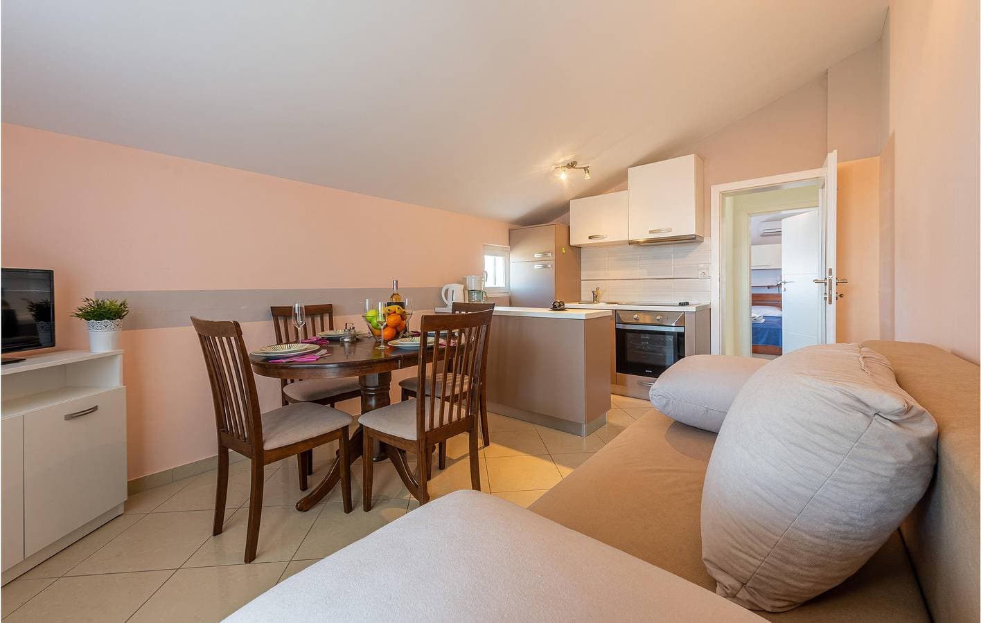 Foto 4 von 23: Apartment mit Meerblick, Terrasse, Küche und WLAN – 1 km zum Strand