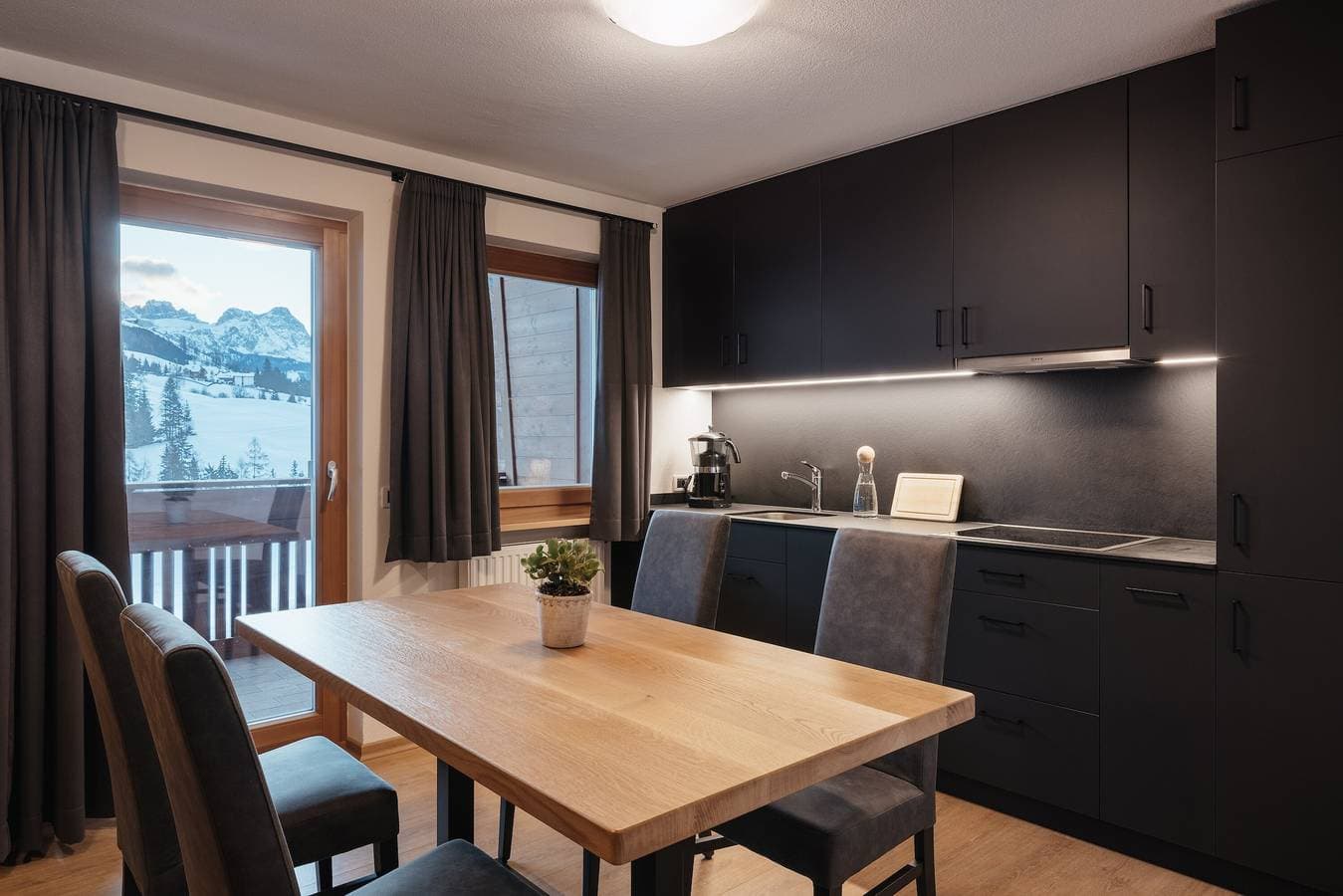 Foto 6 von 30: Ferienwohnung 'Ciasa Willy Conturines' mit Bergblick, Balkon und WLAN