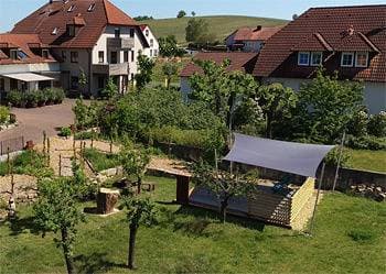 Foto 3 von 17: Weinbau Ferienwohnungen Familie Neubert - Ferienwohnung Quitte (50 m²) mit großem Südost-Balkon