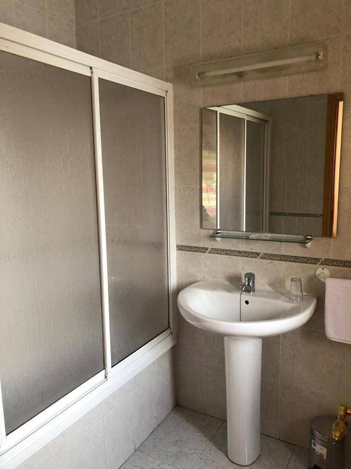 Foto 6 von 14: Twin Room with Private Bathroom