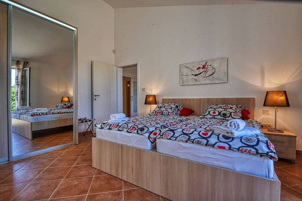 Foto 3 von 30: Moderne Villas mit Swimmingpool und tollen Meerblick,  nahe am Meer