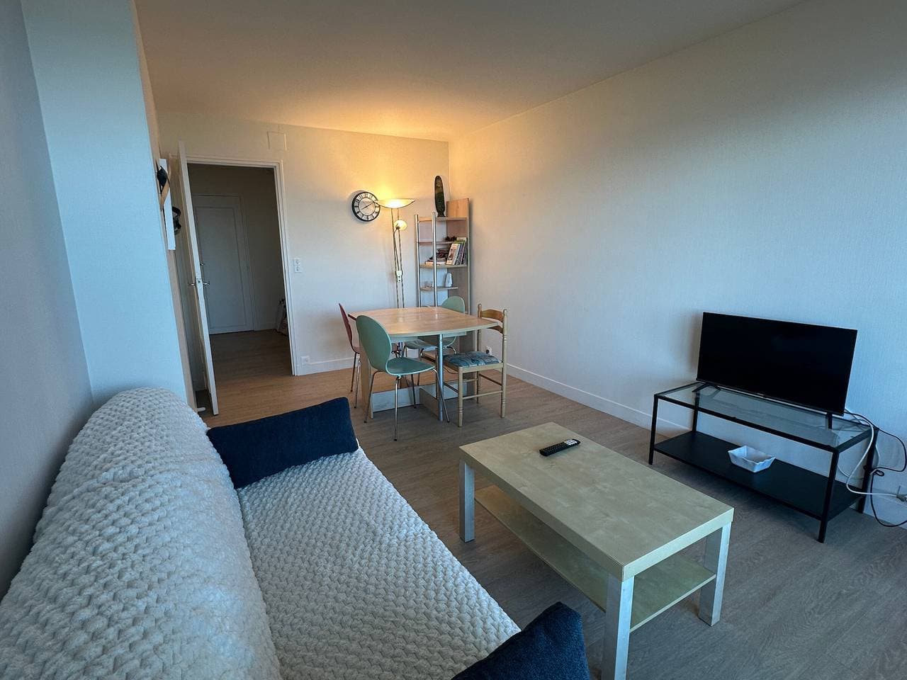 Foto 3 von 13: 2-Zimmer-Wohnung mit Meerblick, Loggia, Parkplatz und voller Ausstattung